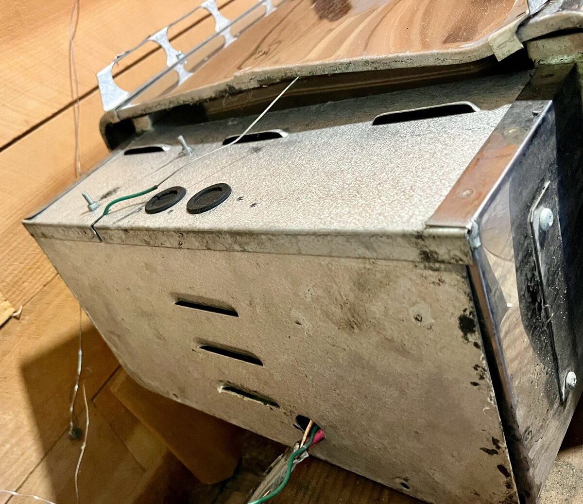 Detaching the heater body from its wall bracket